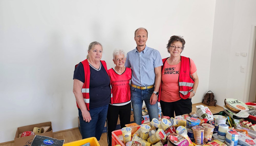 Am Mittwoch, den 16. August, hat Vizebürgermeister Johannes Anzengruber die Vinzenzgemeinschaft St. Pirmin & St. Paulus in der Reichenau besucht und sich bei den MitarbeiterInnen für ihre wichtige ehrenamtliche Arbeit bedankt. Das VINZI-Team rund um Obfrau Renate Deinhofer (l.) verteilt Lebensmittel an arme und bedürftige Menschen, die im Vorfeld von Freiwilligen in den lokalen Geschäften und bei ErzeugerInnen abgeholt werden. Ausgabetermin ist immer mittwochs von 11.30 bis 12.30 Uhr in den Räumlichkeiten des ISD-Stadtteiltreffs Reichenau. Für diese sinnstiftenden Tätigkeiten werden noch weitere ehrenamtliche UnterstützerInnen gesucht. Bei Interesse melden Sie sich bitte bei Obfrau Renate Deinhofer unter 0676 474 3415 oder renate.deinhofer@gmx.at.