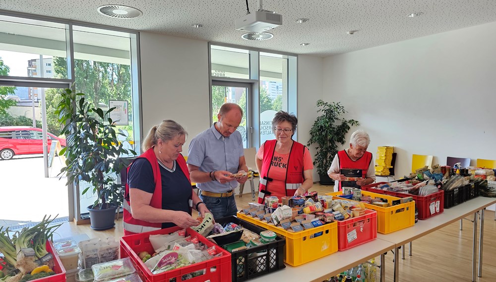 Am Mittwoch, den 16. August, hat Vizebürgermeister Johannes Anzengruber die Vinzenzgemeinschaft St. Pirmin & St. Paulus in der Reichenau besucht und sich bei den MitarbeiterInnen für ihre wichtige ehrenamtliche Arbeit bedankt. Das VINZI-Team rund um Obfrau Renate Deinhofer (l.) verteilt Lebensmittel an arme und bedürftige Menschen, die im Vorfeld von Freiwilligen in den lokalen Geschäften und bei ErzeugerInnen abgeholt werden. Ausgabetermin ist immer mittwochs von 11.30 bis 12.30 Uhr in den Räumlichkeiten des ISD-Stadtteiltreffs Reichenau. Für diese sinnstiftenden Tätigkeiten werden noch weitere ehrenamtliche UnterstützerInnen gesucht. Bei Interesse melden Sie sich bitte bei Obfrau Renate Deinhofer unter 0676 474 3415 oder renate.deinhofer@gmx.at.