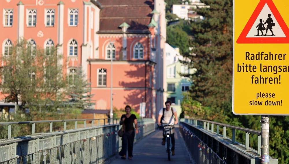 Radfahren ist am Emile-Béthouart-Steg über den Inn weiterhin erlaubt.