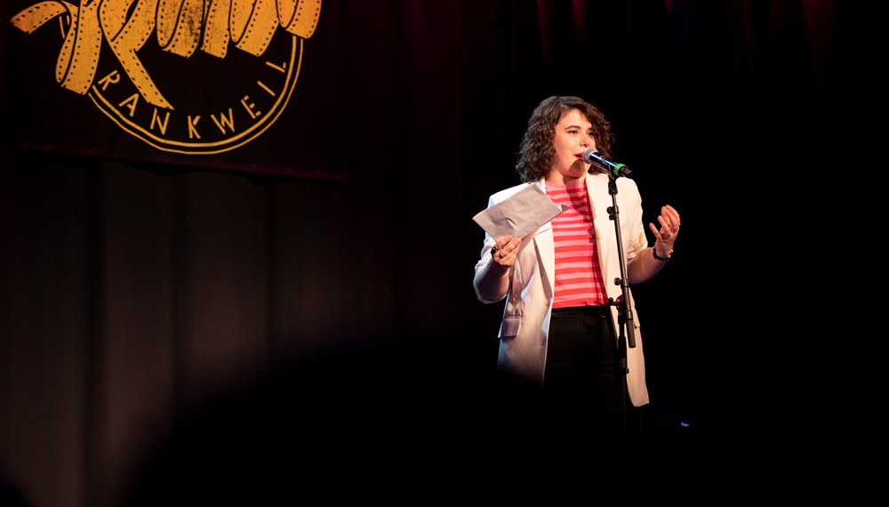 Der Poetry-Slam-Förderpreis geht 2023 an Anna Maria Mühlbacher – die Bacher.