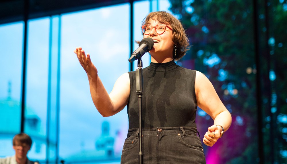 Katrin „ohne H“ Rauch, erhält den Poetry-Slam-Preis 2023 von Land Tirol und Stadt Innsbruck.