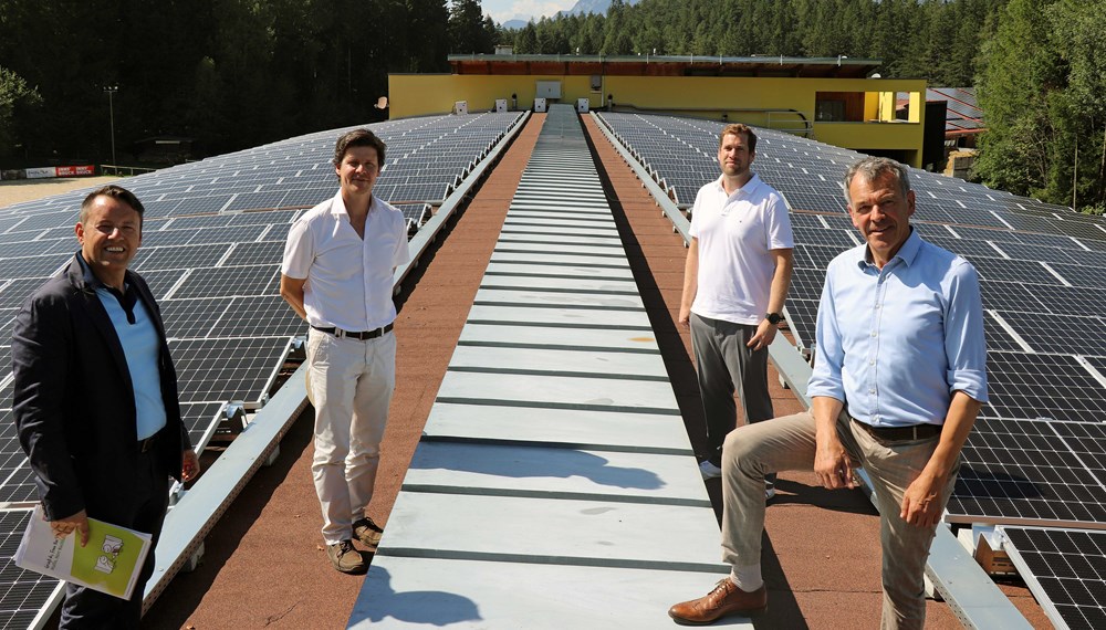 Bürgermeister Georg Willi (r.), IIG-Geschäftsführer Franz Danler (l.), IIG-Projektleiter Bernhard Pfeifer (2.v.r) und Reitclub-Präsident Hans-Peter Machné (2.v.l.) freuen sich über den Ausbau der PV-Anlagen auf dem Dach des Reitsportzentrums Igls.