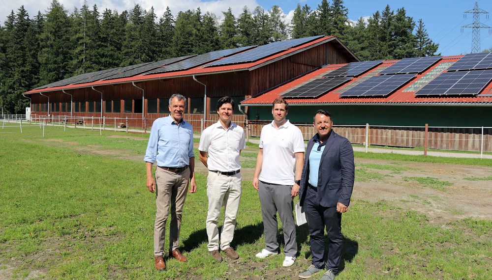 Mit dem neuen Sonnenkraftwerk Igls werden rund 490.000 kWh an Energie für Innsbrucker Haushalte gewonnen. Im Bild: Bürgermeister Georg Willi (l.), IIG-Geschäftsführer Franz Danler (r.), IIG-Projektleiter Bernhard Pfeifer (2.v.r.) und Reitclub-Präsident Hans-Peter Machné (2.v.l.) vor Ort.