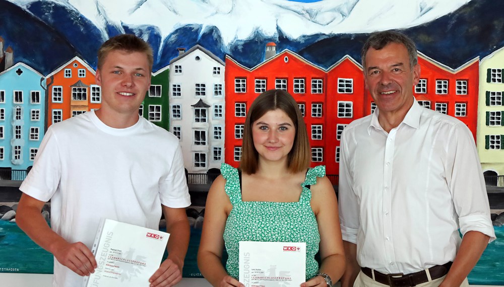 Die städtischen Lehrlinge Leni Hutter (2.v.r.) und Raphael Prem (2.v.l.) haben den Lehrabschluss zur Bürokauffrau bzw. zum Bürokaufmann mit gutem Erfolg abgeschlossen. Bürgermeister Georg Willi (3.v.l.) gratulierte gemeinsam mit der Lehrlingsbeauftragten Sabine Floßmann (4.v.r.), Personalamtsleiter Wolfgang Hödl (3.v.r.),  Andreas Wörgetter (BFI Innsbruck, l.) und Brigitte Cabrini (Bezirks- und Gemeindeverwaltung, r.) und überreichten den Lehrlingen ihre Urkunden.