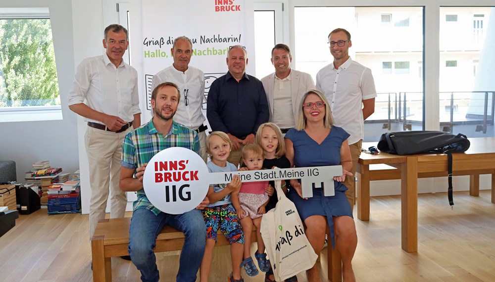 Familie Stecher (1. Reihe) freut sich mit Bürgermeister Georg Willi (l.), IIG-Geschäftsführer Franz Danler (2.v.r.), IIG-Bereichsleiter Thomas Eliskases (r.) und den Bauträgern Martin Baldauf (2.v.l) und Wolfgang Sommavilla (3.v.l.) (Planet Immobilien GmbH) über ihr neues Zuhause.