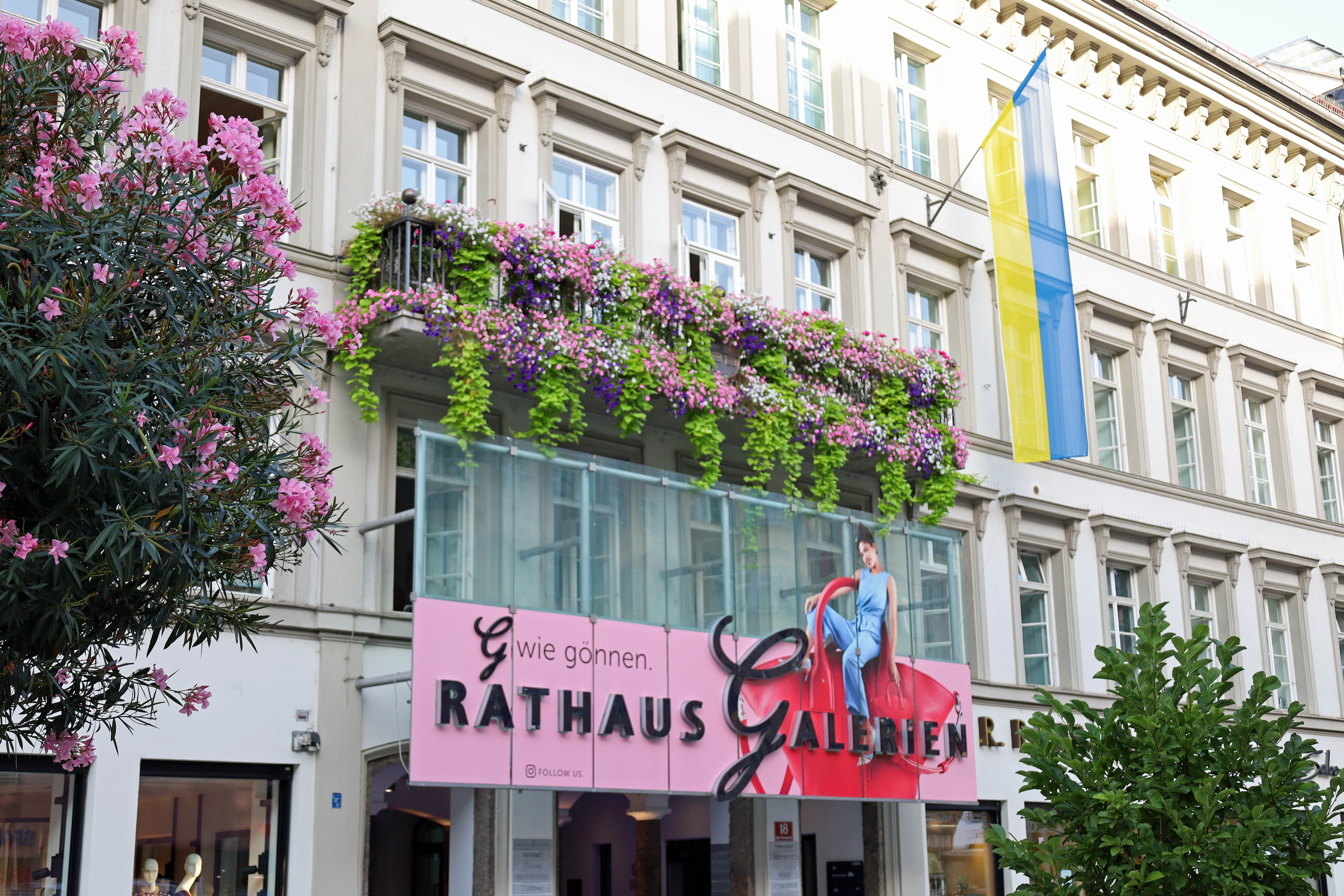 Die ukrainische Flagge weht bis 27. August als öffentliches Zeichen der Solidarität und für Frieden in Europa vom Balkon des Innsbrucker Rathauses.