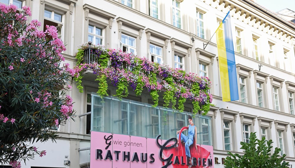 Die ukrainische Flagge weht bis 27. August als öffentliches Zeichen der Solidarität und für Frieden in Europa vom Balkon des Innsbrucker Rathauses.