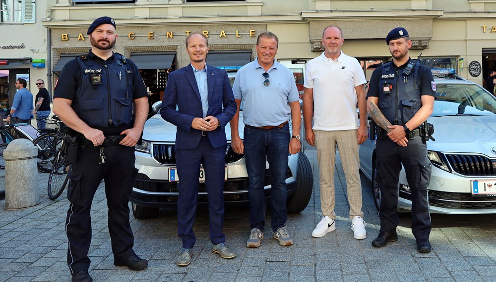Vizebürgermeister Johannes Anzengruber (2.v.l), Gemeinderat Helmut Buchacher (m.) und Referent Thomas Koland (2.v.r.) freuen sich mit der MÜG über die neuen Bodycams.
