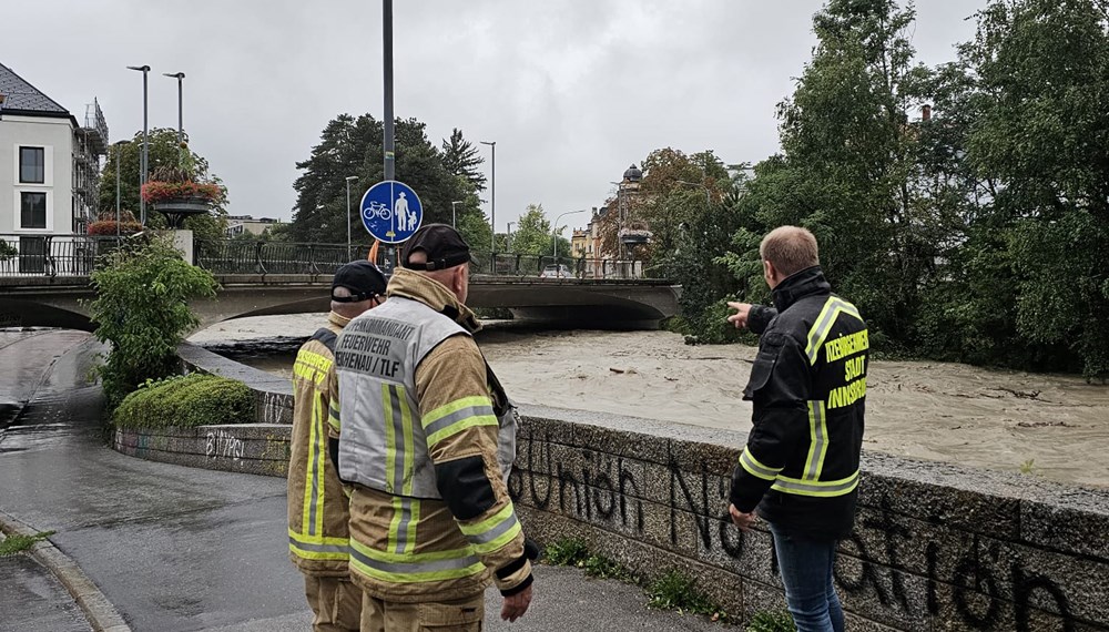 Vizebürgermeister Johannes Anzengruber (r.) machte sich am Montag, 28. August 2023, in den Morgenstunden ein Bild der Situation.
