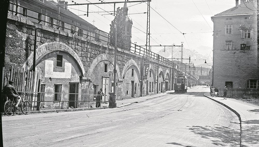 Blick entlang der Ing. Etzel-Straße auf die Viaduktbögen in Richtung Süden, um 1930