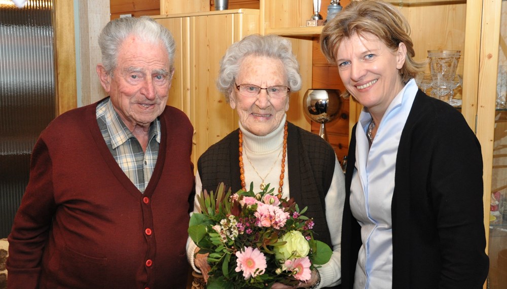 Seit 67,5 Jahren sind Leopoldine und Franz Hansel glücklich verheiratet. Bürgermeisterin Christine Oppitz-Plörer gratulierte mit Blumen und Wein zur Steinernen Hochzeit.