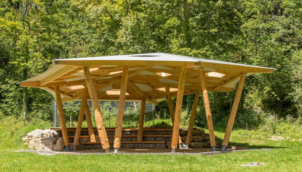 Das Amt „Wald und Natur“ errichtete in Kooperation mit der Innsbrucker Immobilien Service Gesellschaft (IISG) eine Waldschule auf der städtischen Erlerwiese im Innsbrucker Stadtteil Mühlau.