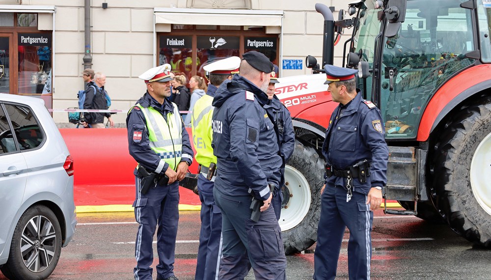 Polizei und Feuerwehr beim Koordinieren des Abbaus der Sicherheitsmaßnahmen.