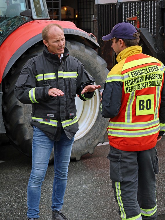 Vizebürgermeister Anzengruber im Austausch mit der Einsatzleitung.