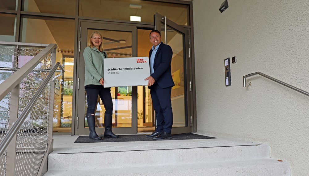 Bildungsstadträtin Elisabeth Mayr und IIG-Geschäftsführer Franz Danler machten sich vor Ort ein Bild von den Baufortschritten in Innsbrucker Bildungseinrichtungen.