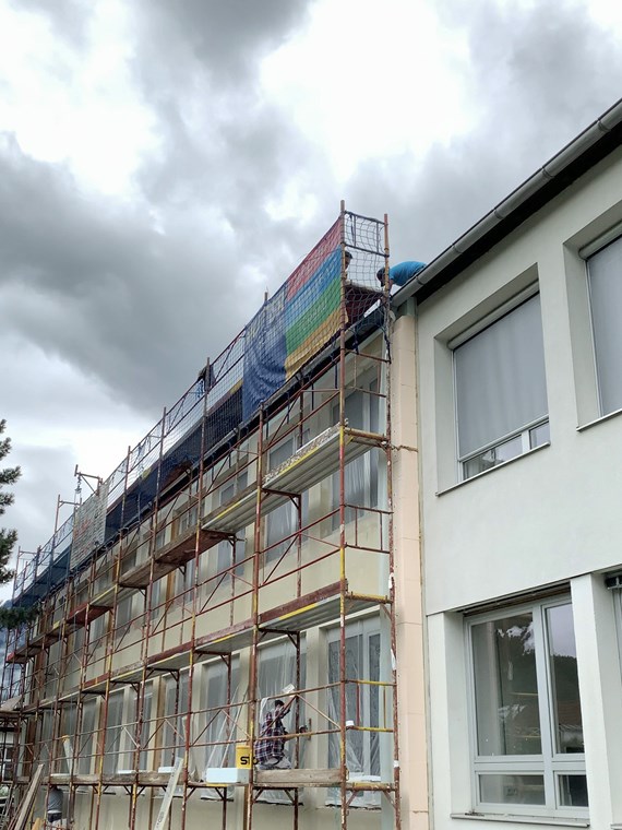 Die thermische Hülle der Volksschule Sieglanger wird derzeit saniert.