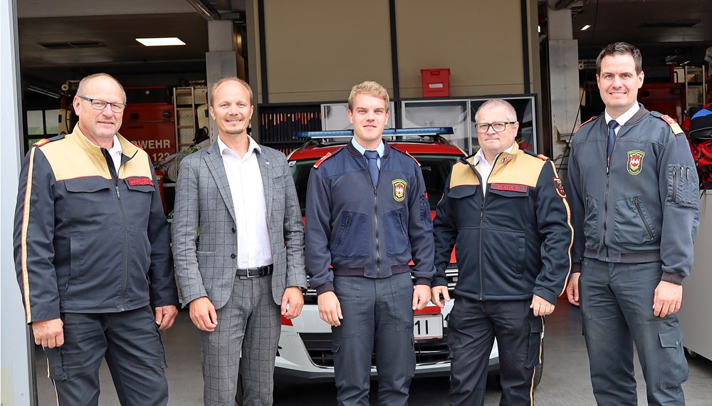 Gratulierten dem neuen Offizier Manuel Schieferle (Bildmitte): (v. l. n. r.) Bezirks-Feuerwehrkommandant Gerhard Mayregger, Vizebürgermeister Johannes Anzengruber, Bezirks-Feuerwehrkommandantstv. Helmut Plank und Branddirektor Helmut Hager.