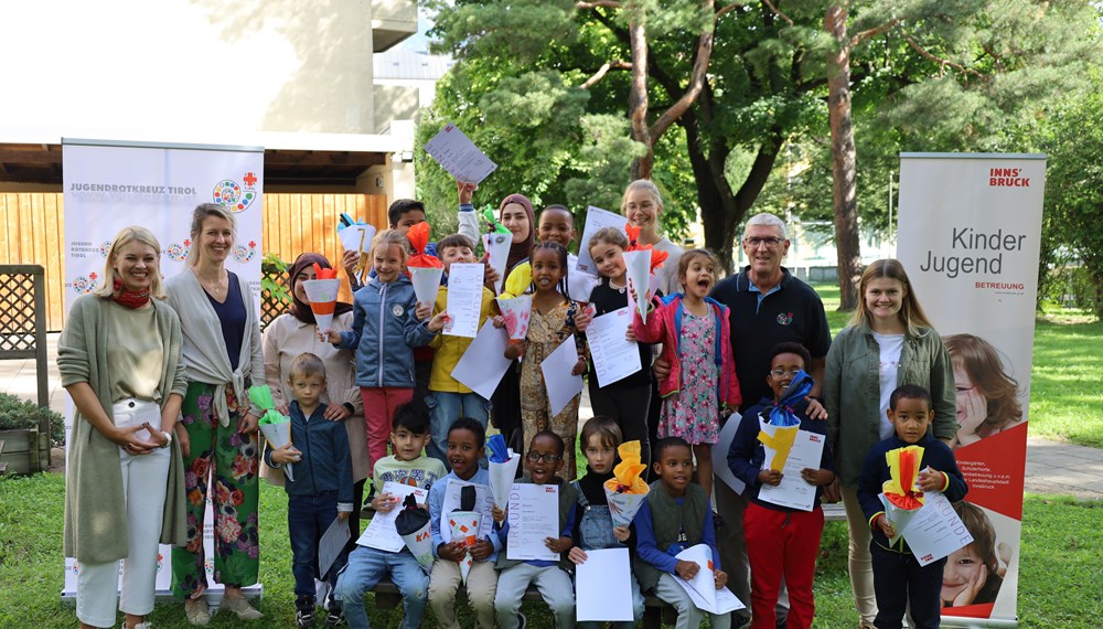 Bei „Deutsch im Sommer“ können Kinder ihre Deutschkenntnisse verbessern: Im Bild mit Stadträtin Elisabeth Mayr (1. v.l.) und Wolfgang Haslwanter (JRK).