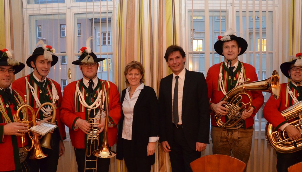 Kurz vor Weihnachten statteten die Vertreter der Stadtmusikkapelle Wilten der Bürgermeisterin im Rathaus einen Besuch ab und überraschten sie mit einem besinnlichen Weihnachtsständchen.