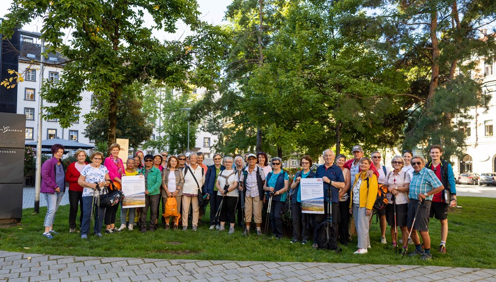 Stadträtin Christine Oppitz-Plörer (4. v. l.) verabschiedete gemeinsam mit Referatsleiterin Uschi Klee (l.) und Jakob Egger (r., Referat Frauen und Generationen) die SeniorInnen vor der Abfahrt zur Froneben Alm. © M. Freinhofer