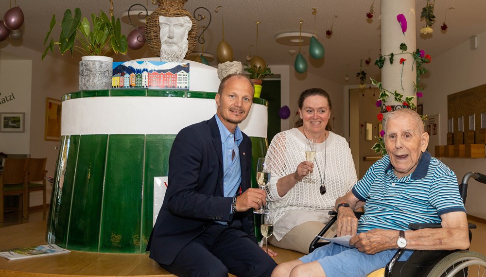 Sichtlich stolz lässt Tochter Martina gemeinsam mit Vizebürgermeister Johannes Anzengruber ihren Vater zum 101. Geburtstag hochleben.