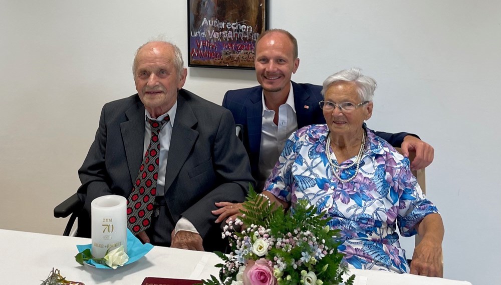 Vizebürgermeister Johannes Anzengruber gratuliert dem glücklichen Jubelpaar Robert und Hildegard Müßiggang zur Gnadenhochzeit.