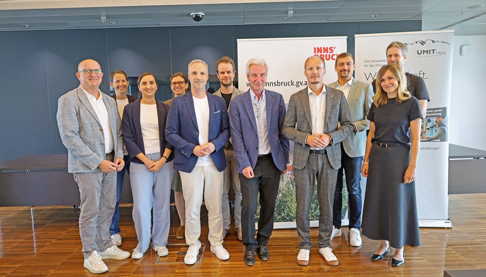 Vizebürgermeister Johannes Anzengruber (2.v.l., vorne) empfing mit VertreterInnen der Stadt Innsbruck das Team der Privatuniversität UMIT Tirol rund um die Projektleiter Gerhard Müller (Institut für Pflegewissenschaft, 3.v.l., vorne) und Harald Stummer (Institut für Management und Ökonomie im Gesundheitswesen, 3.v.r., vorne) zu einem Steuerungstreffen im Innsbrucker Rathaus.