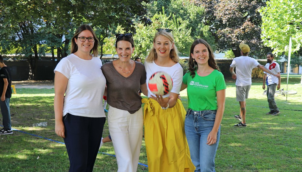 Sportstadträtin Elisabeth Mayr (2.v.r), SOS-Kinderdorf-Mitarbeiterin Isabel Riley (r.) Patricia Plhak (Stadtplanung, Mobilität und Integration, l.) und Sonja Pabst (Sportamt, 2.v.l.) freuen sich gemeinsam mit den Kindern über das Projekt.