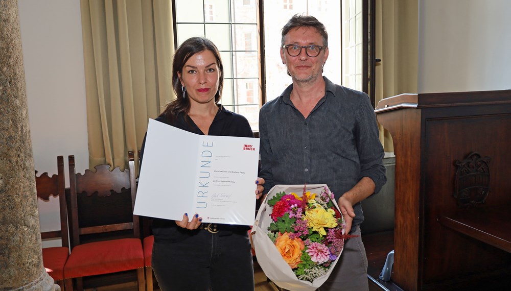 Christine und Andreas Pavlic nahmen die „gedenk_potenziale 2024“ entgegen. Ihr gemeinsames Projekt "Wortdenkmal" wird bis 5. Mai 2024 in Innsbruck umgesetzt.