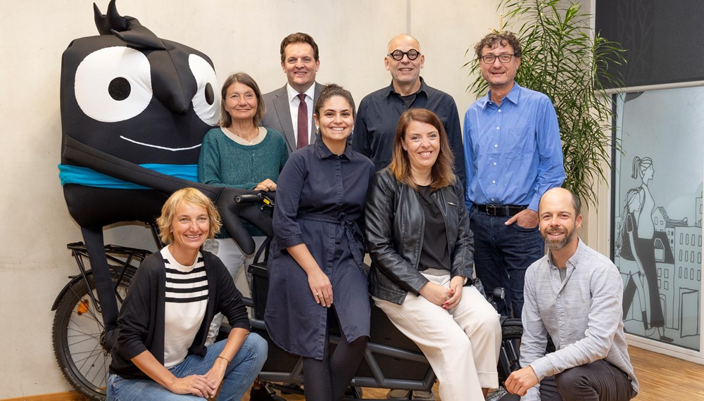 Landesrat René Zumtobel (3.v.l.), Mobilitätsstadträtin Uschi Schwarzl (2.v.l.), Klimabündnis-Geschäftsführer Andrä Stigger (2.v.r.), IVB-Geschäftsführer Martin Baltes (4.v.r.), VVT-Geschäftsführerin Nicol Saxer (3.v.r.), die städtische EMW-Koordinatorin Sarah Awad (4.v.l.), und die ISD-Stadtteiltreff-MitarbeiterInnen Maria Habernig-Fecht (l.) und Paul Klumpner (r.) freuen sich über die zahlreichen Aktionen zur Europäischen Mobilitätswoche.