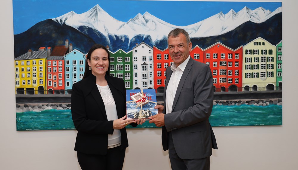 Bürgermeister Georg Willi (Innsbruck) überreicht Geschenke an Bürgermeisterin Benjamina Karić (Sarajevo).