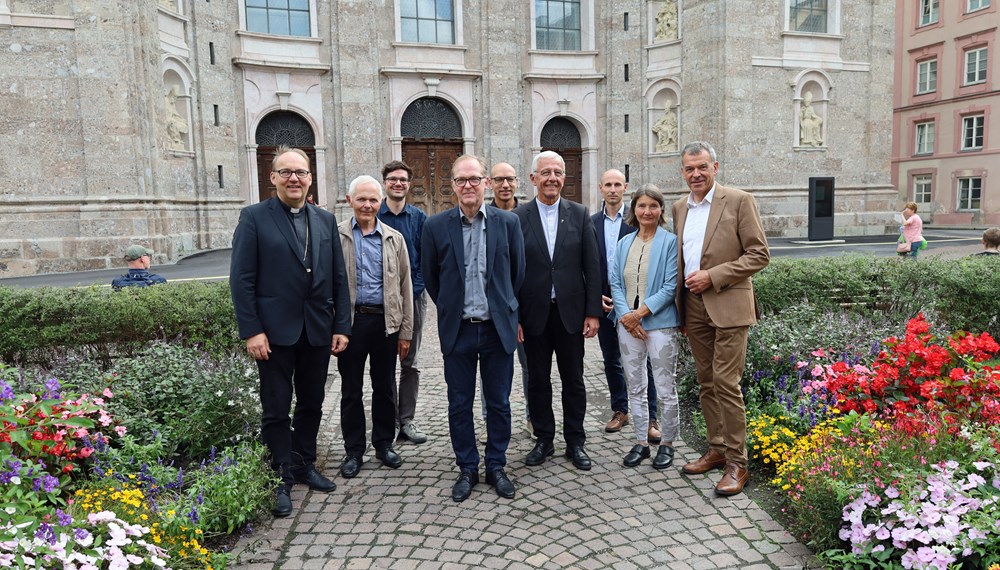 Bischof Hermann Glettler, Diözesankonservator Pfarrer Rudolf Silberberger, Roman Strieder (Projekte, Gestaltung, Ortsbildschutz), Architekt Bernhard Berger, Wolfgang Andexlinger (Amtsvorstand Stadtplanung), Dompfarrer Florian Huber, Christian Müller (Tiefbau - Planung), Stadträtin Uschi Schwarzl und Bürgermeister Georg Willi (v.l.) freuen sich auf die anstehende Neugestaltung.