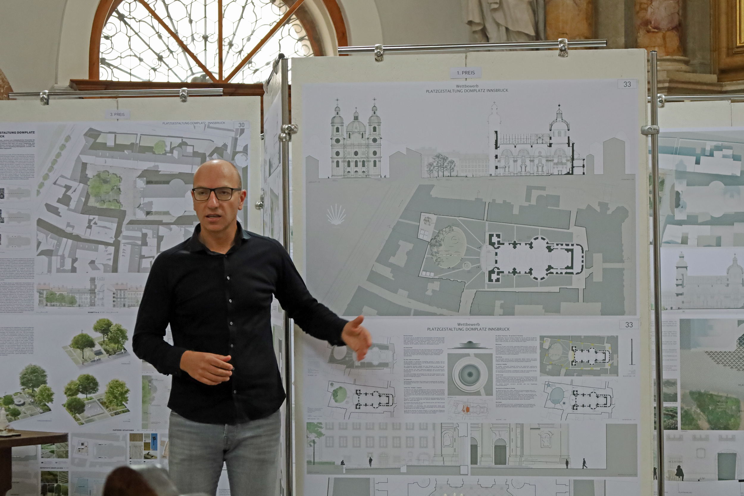 Wolfgang Andexlinger (Amtsvorstand Stadtplanung) führt die geplante Neugestaltung des Innsbrucker Domplatzes näher aus.