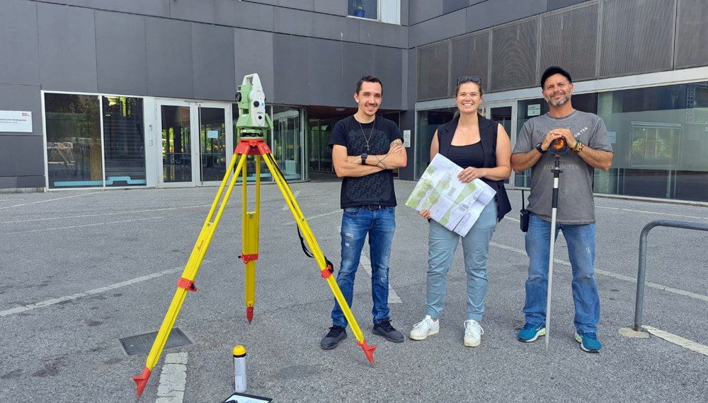 Das Team des städtischen GIS um Referentin Judith Danzberger (m.), Lukas Waldeck (l.) und Günter Abolis (r.) kümmerte sich um eine maßstabsgetreue Vermessung des Platzes.