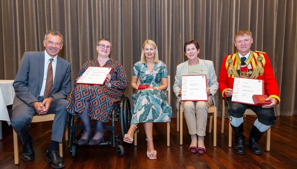 Zweiter großer Ehrungstag in Innsbruck: Bürgermeister Georg Willi (l.) und Stadträtin Elisabeth Mayr (3. v. l.) überreichten Elisabeth Rieder, Monika Lechleitner und Andreas Raas das Verdienstkreuz der Stadt Innsbruck.