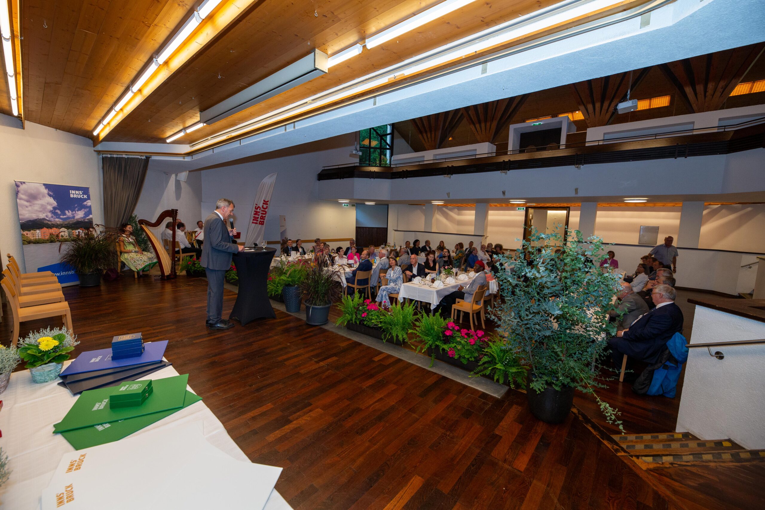 Neben drei Verdienstkreuzen wurden im Vereinsheim Hötting zwei Verdienstmedaillen, fünf Kulturehrenzeichen, vier Wirtschaftsehrenzeichen und zwei Sozialehrenzeichen vergeben.