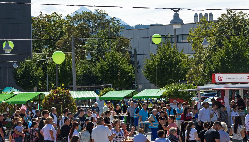 Das Stadtteilfest O-Dorf zog zahlreiche BesucherInnen an. Die Standorte der neuen, im Zuge des Projekt COOLYMPs geplanten Bäume wurden mit Ballons gekennzeichnet, die einzelnen neuen Bereiche mit Bodenmarkierungen.