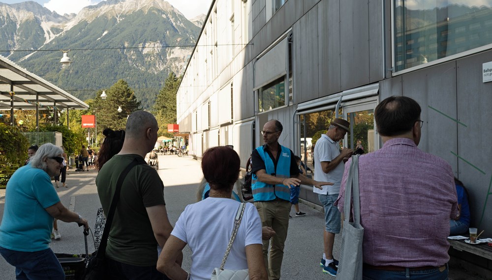 Architekt Gerald Altenweisl (IB LAUP Landschaftsarchitektur) erklärt die geplanten Neuerungen am Platz.