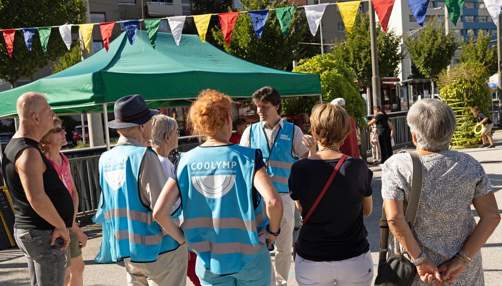 Architekt Hans-Peter Machné (Machné und Glanzl Architekten) beim gemeinsamen Rundgang über den DDr.-Alois-Lugger-Platz.