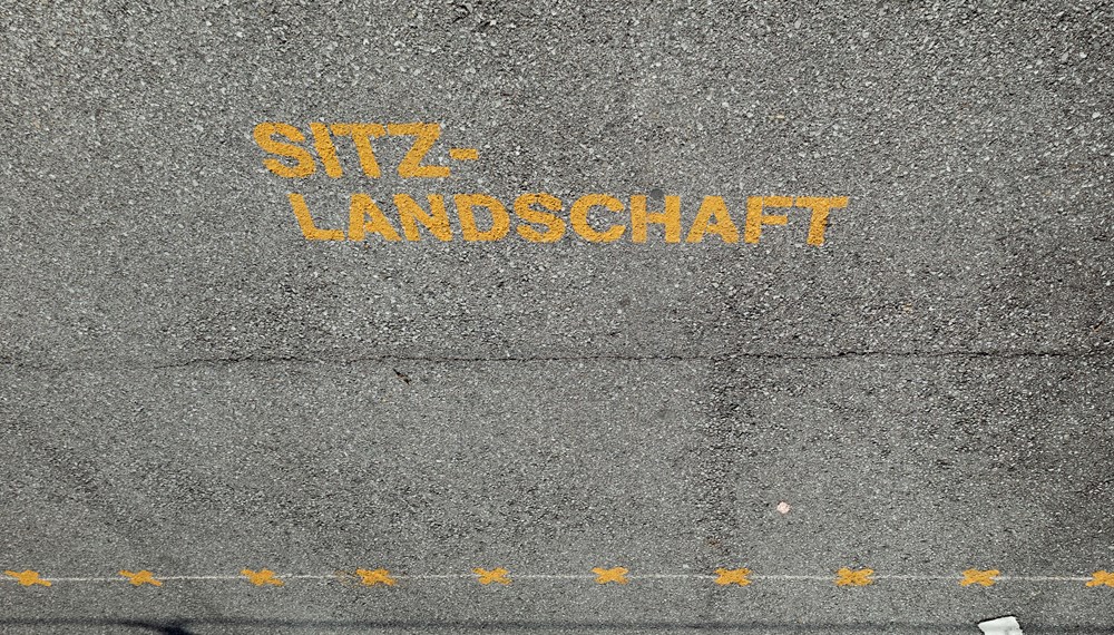 Bodenmarkierungen kennzeichnen die einzelnen Bereiche der geplanten Neugestaltung.