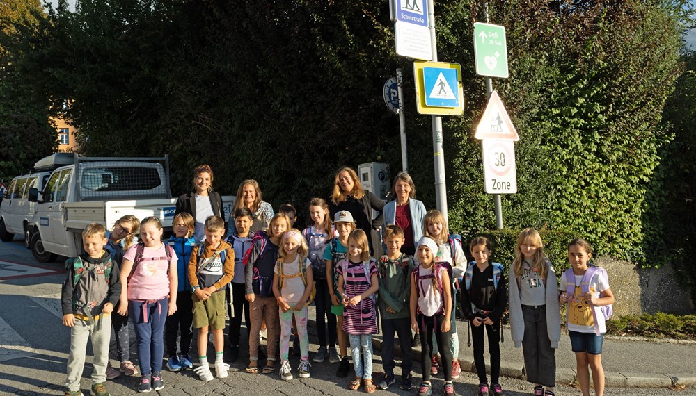 Die DrittklässlerInnen der VS Hötting freuen sich gemeinsam mit (l.R.v.r.n.l:) Mobilitätsstadträtin Uschi Schwarzl, Schuldirektorin Dagmar Klingler-Newesely, Lehrerin Bettina Ahsheuer und Alexandra Leistner vom Elternverein über die neue Höttinger Schulstraße.