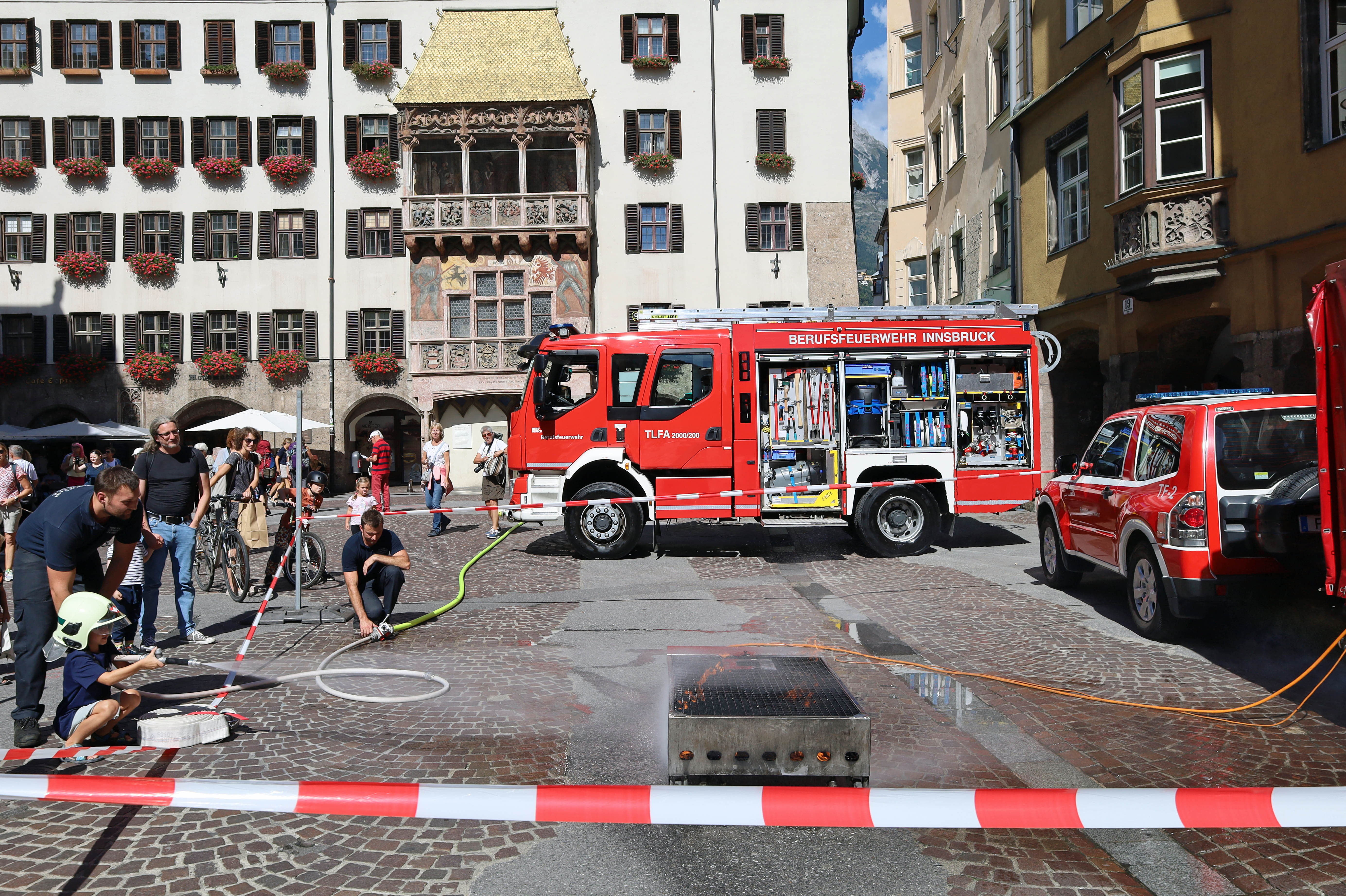 Unter der Aufsicht der Innsbrucker Berufsfeuerwehr konnten die Kinder ein Löschtraining absolvieren.