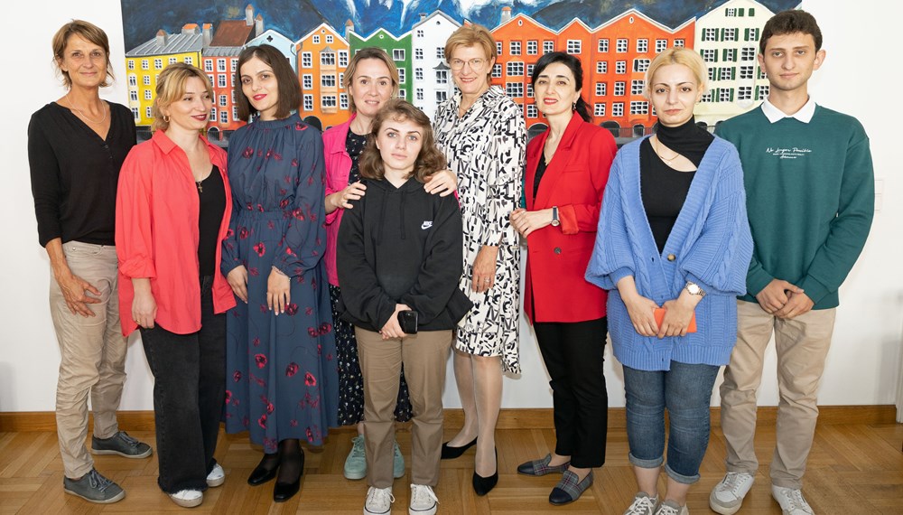 Stadträtin Christine Oppitz-Plörer (4.v.r.) begrüßt die Studierenden aus Tiflis (Georgien) im Innsbrucker Rathaus.