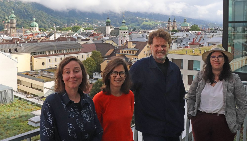 Die Jurymitglieder Alina Zeichen, Tuncay Acar und Cornelia Dlabaja mit Christina Alexandridis (Kulturamt, 2. v.l.) bei der öffentlichen Sitzung am 14. September im Innsbrucker Rathaus.