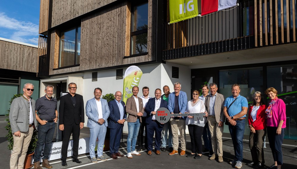 Bürgermeister Georg Willi (4. v. r.), Vizebürgermeister Johannes Anzengruber (6. v. l.), Stadträtin Christine Oppitz-Plörer (r.), Mitglieder des Gemeinderates und des Stadtteilausschusses Igls und IIG-Geschäftsführer Franz Danler (4. v. l.) übergeben den symbolischen Schlüssel an ISD-Geschäftsführer Hubert Innerebner (7. v. r.) Christine Kurz (Leitung ISD Sozialservice, 6. v. r.).