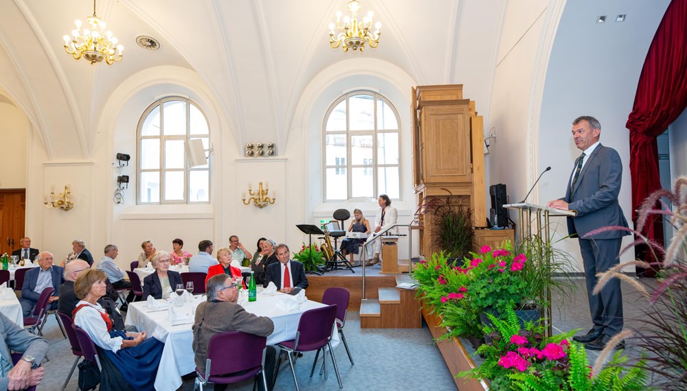 Bürgermeister Georg Willi ehrte kürzlich Innsbrucks Jubelhochzeitspaare. Zahlreiche Ehepaare, die ihre Goldene, Diamantene oder Eiserne Hochzeit hatten, fanden in den Ursulinensälen zusammen, um ihre jahrzehntelangen Bindungen gebührend und stimmungsvoll zu feiern.