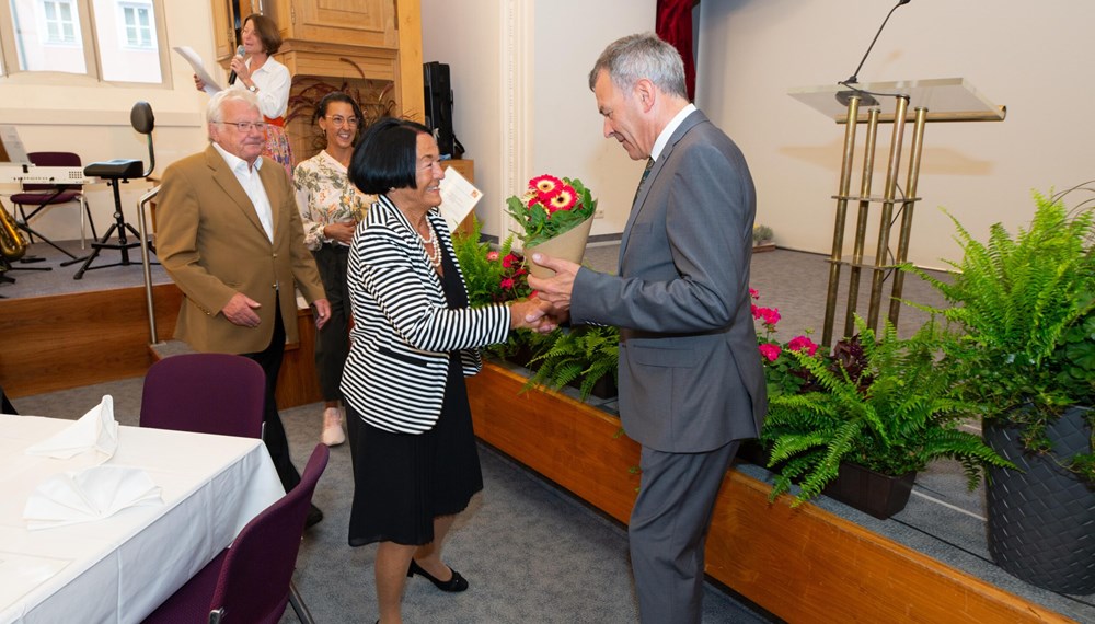 Bürgermeister Georg Willi ehrte kürzlich Innsbrucks Jubelhochzeitspaare. Zahlreiche Ehepaare, die ihre Goldene, Diamantene oder Eiserne Hochzeit hatten, fanden in den Ursulinensälen zusammen, um ihre jahrzehntelangen Bindungen gebührend und stimmungsvoll zu feiern.