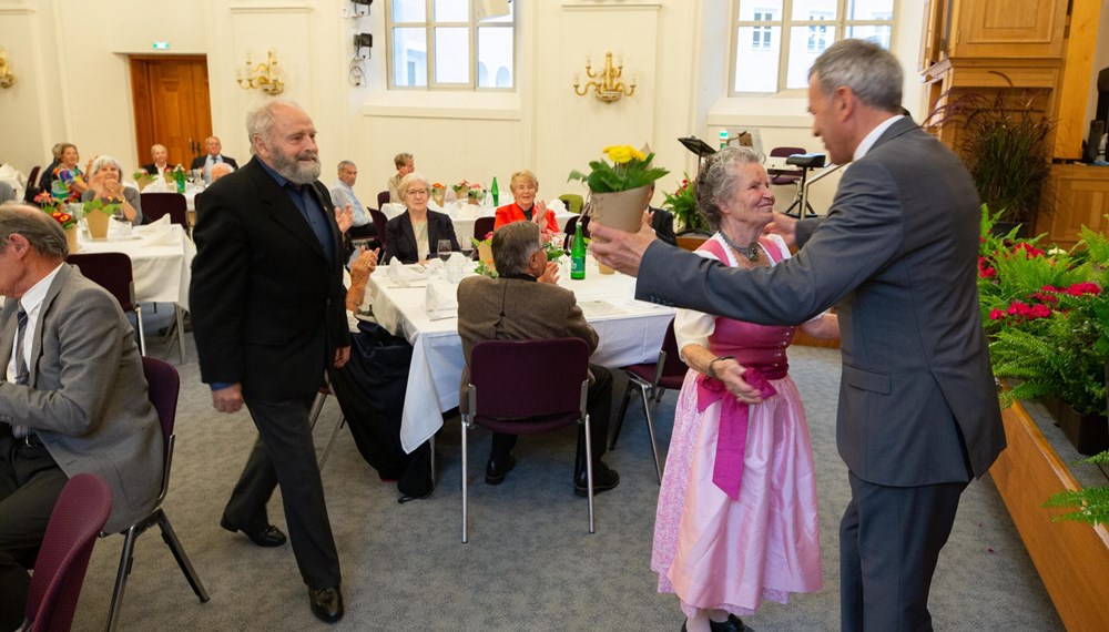 Bürgermeister Georg Willi ehrte kürzlich Innsbrucks Jubelhochzeitspaare. Zahlreiche Ehepaare, die ihre Goldene, Diamantene oder Eiserne Hochzeit hatten, fanden in den Ursulinensälen zusammen, um ihre jahrzehntelangen Bindungen gebührend und stimmungsvoll zu feiern.