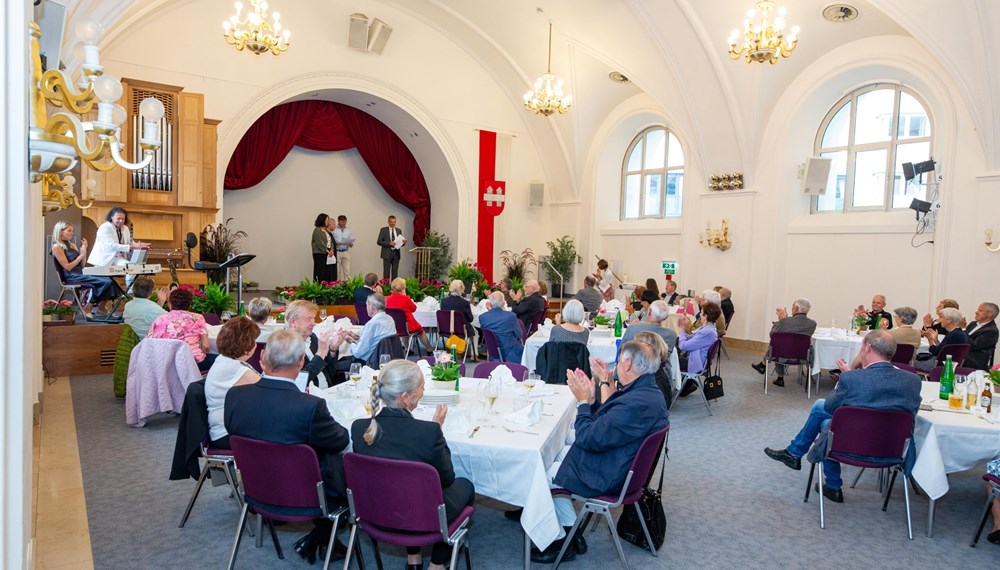 Bürgermeister Georg Willi ehrte kürzlich Innsbrucks Jubelhochzeitspaare. Zahlreiche Ehepaare, die ihre Goldene, Diamantene oder Eiserne Hochzeit hatten, fanden in den Ursulinensälen zusammen, um ihre jahrzehntelangen Bindungen gebührend und stimmungsvoll zu feiern.