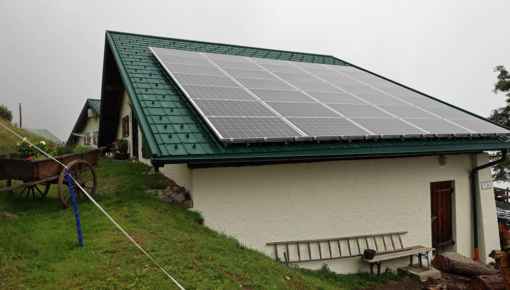 Die neue PV-Anlage auf der Höttinger-Alm auf dem Dach des Stallgebäudes.